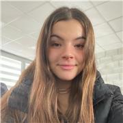 me llamo Alba y soy profesora de inglés con nivel C1 Advanced. He vivido tres años en Estados Unidos, lo que me ha permitido adquirir un nivel de inglés fluido. Actualmente estoy haciendo un curso para examinarme en el C2 Proficiency